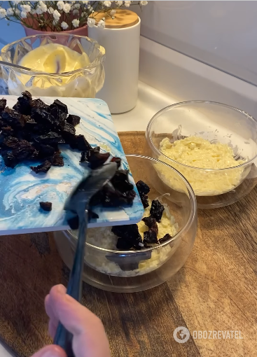 Chicken and prune salad: an unusual combination of flavors and presentation