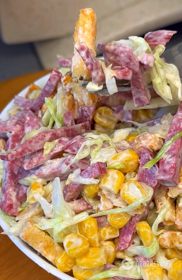 Salad with sausage and crackers in 5 minutes: easy to prepare and very tasty