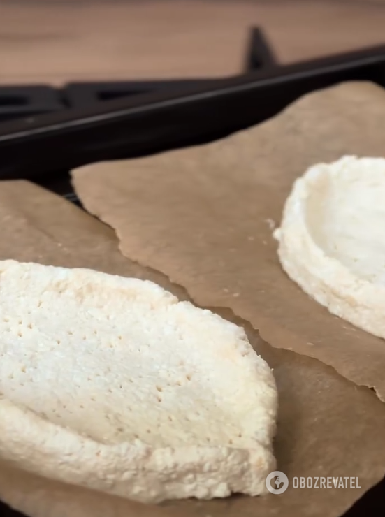 How to cook khachapuri with raw yolk so that it does not spread: we share the technology