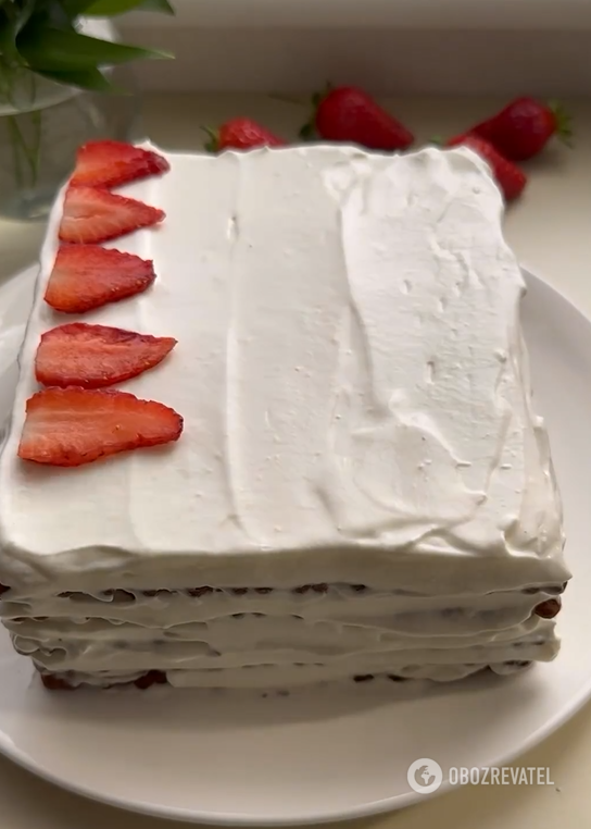 Elementary strawberry cake without baking: based on ordinary cookies
