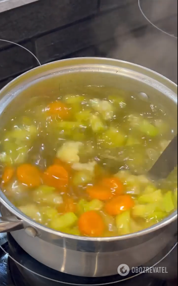 Gotowanie zdrowej zupy warzywnej