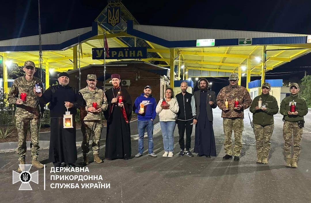 The Holy Fire delivered to Ukraine: first photos
