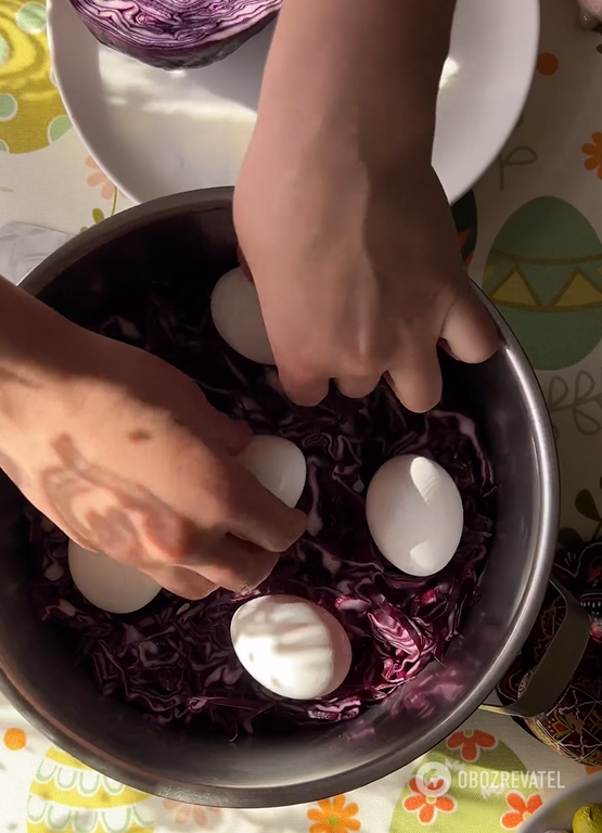 Without any chemicals: how to dye eggs for Easter with blue cabbage