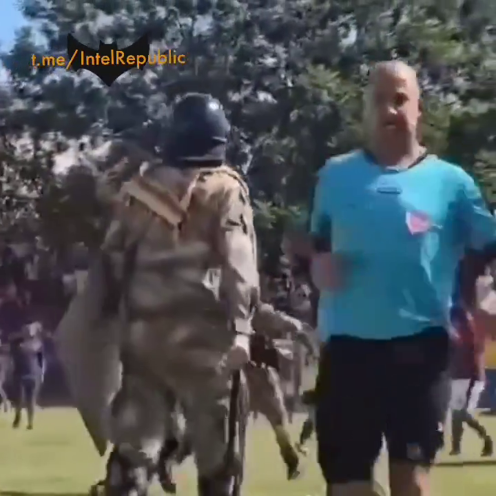 Wideo dnia. Siły specjalne zaczęły strzelać do zawodników, którzy gonili sędziego w meczu o mistrzostwo Paragwaju