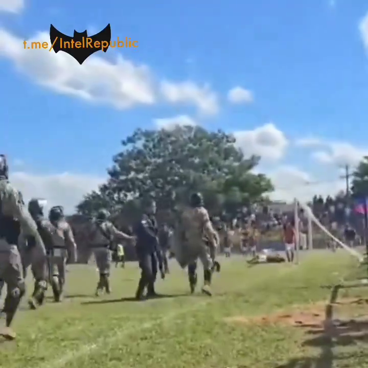 Wideo dnia. Siły specjalne zaczęły strzelać do zawodników, którzy gonili sędziego w meczu o mistrzostwo Paragwaju
