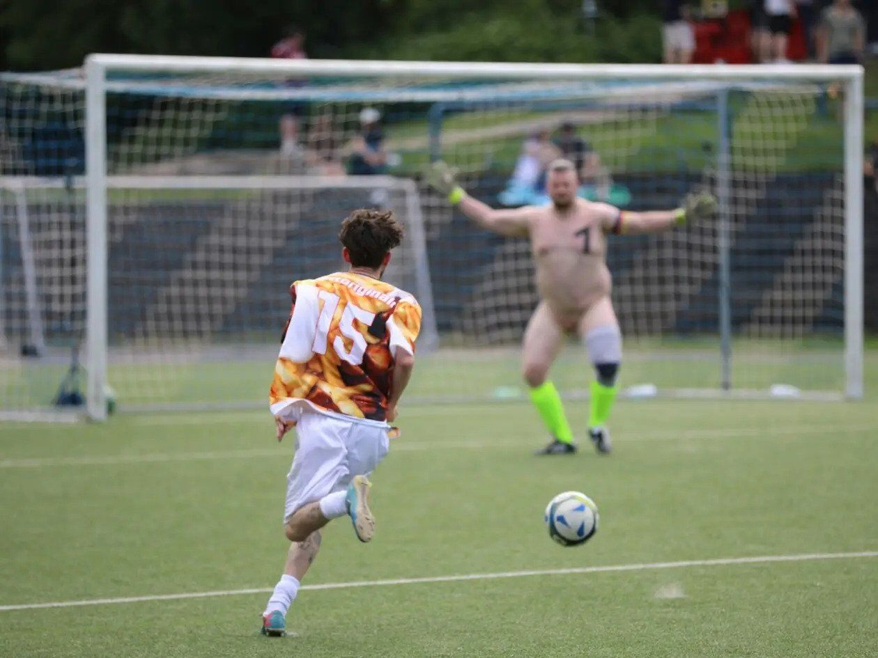 A football team with women on the team went to the match completely naked. Photo fact