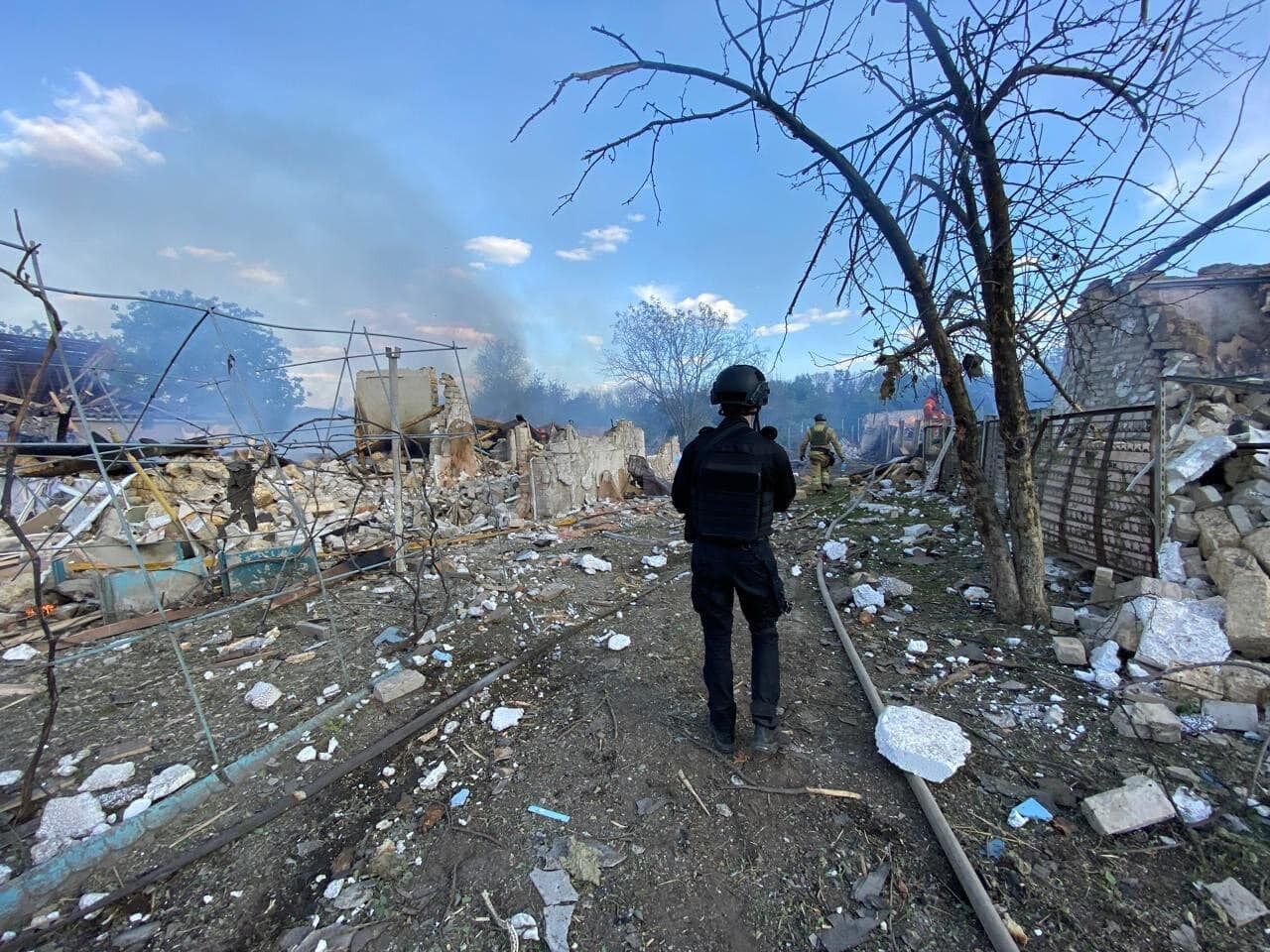 ''Wszystko wokół się zatrzęsło'': okupanci jednym uderzeniem zniszczyli całą ulicę we wsi w obwodzie charkowskim. Zdjęcie.
