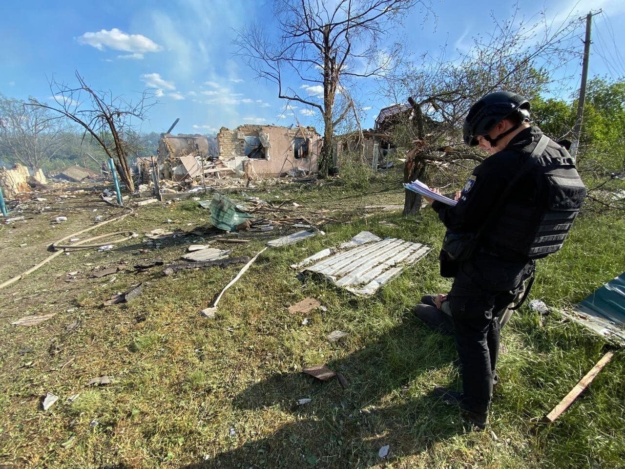 ''Wszystko wokół się zatrzęsło'': okupanci jednym uderzeniem zniszczyli całą ulicę we wsi w obwodzie charkowskim. Zdjęcie.