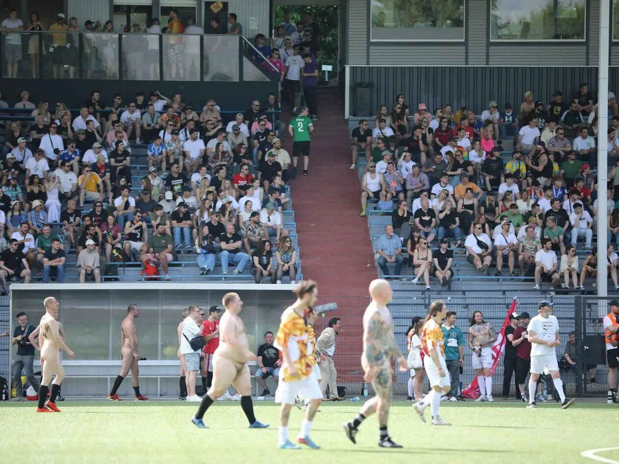 A football team with women on the team went to the match completely naked. Photo fact