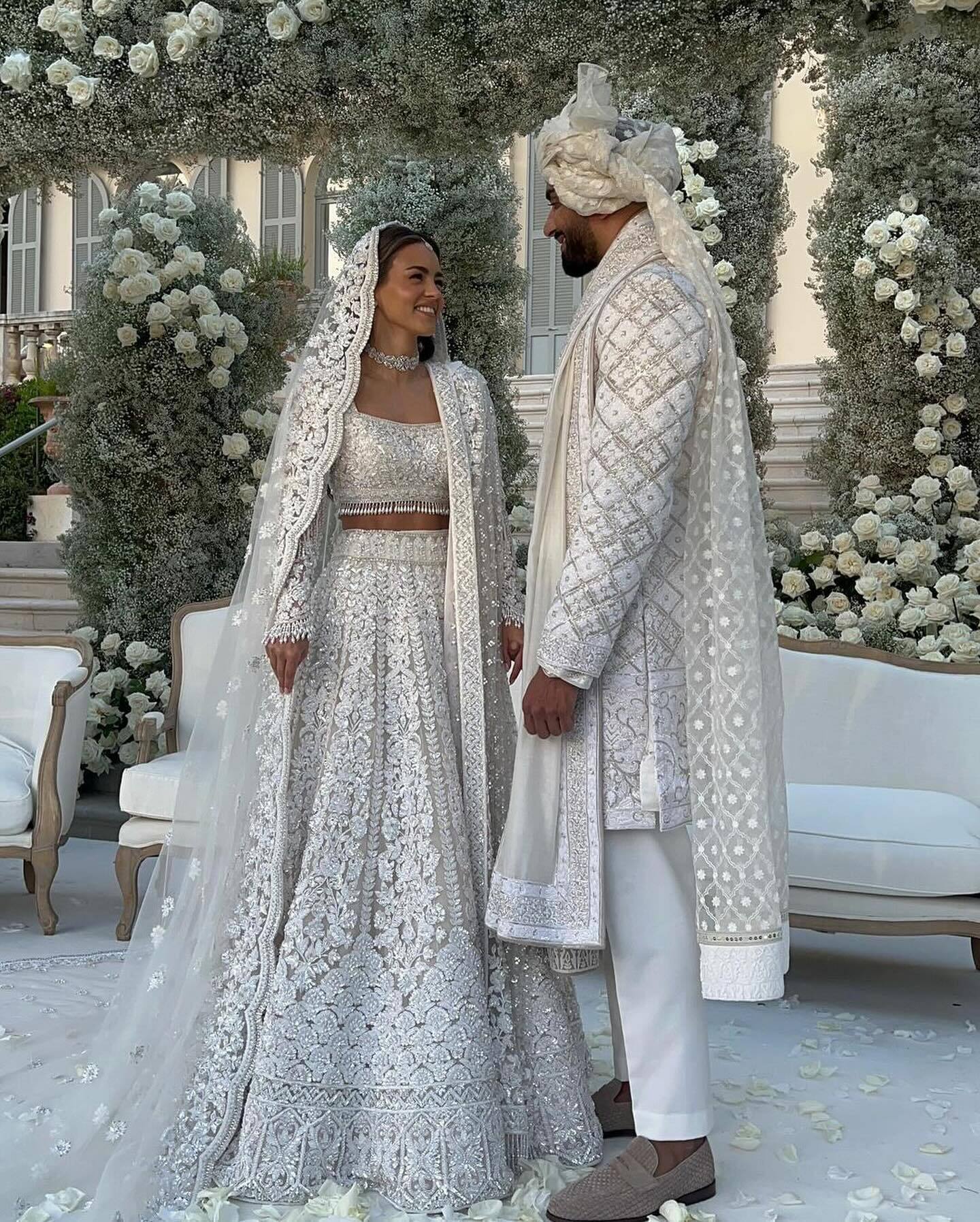 Nowożeńcy zorganizowali ceremonię w tradycyjnym indyjskim stylu.