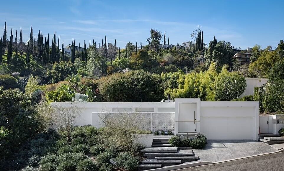 Matthew Perry's luxurious home, which the actor bought 4 months before his death, is up for sale again. Photo