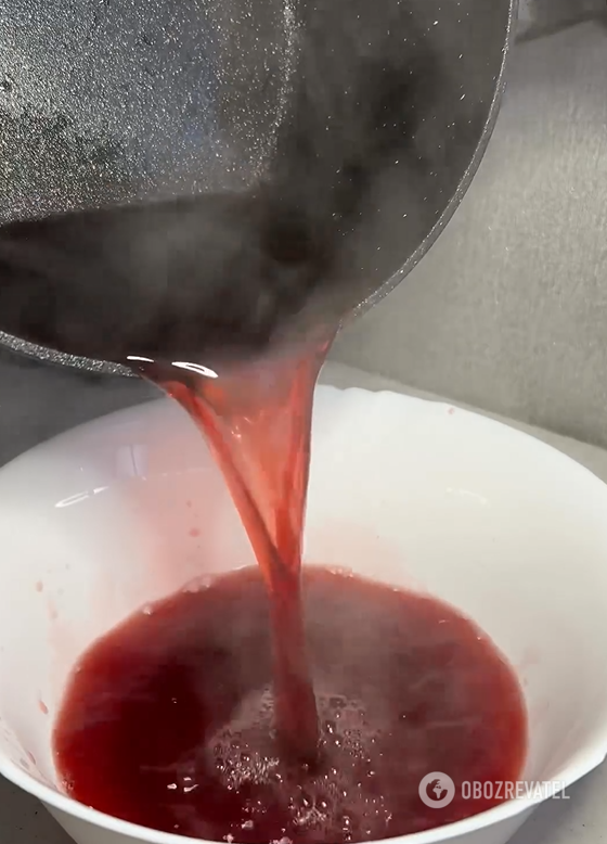 Jelly dessert in a bowl in a hurry: combine cherries and cocoa