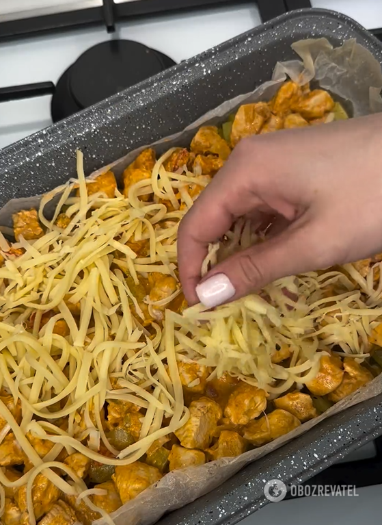 Better than mashed potatoes: how to cook delicious potatoes with chicken and cheese in the oven