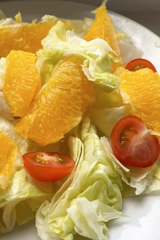 Pomarańcze i liście sałaty
