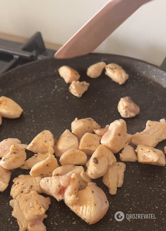 Kurczak, pieczarki i bardzo proste ciasto: jak zrobić obfity quiche na lunch