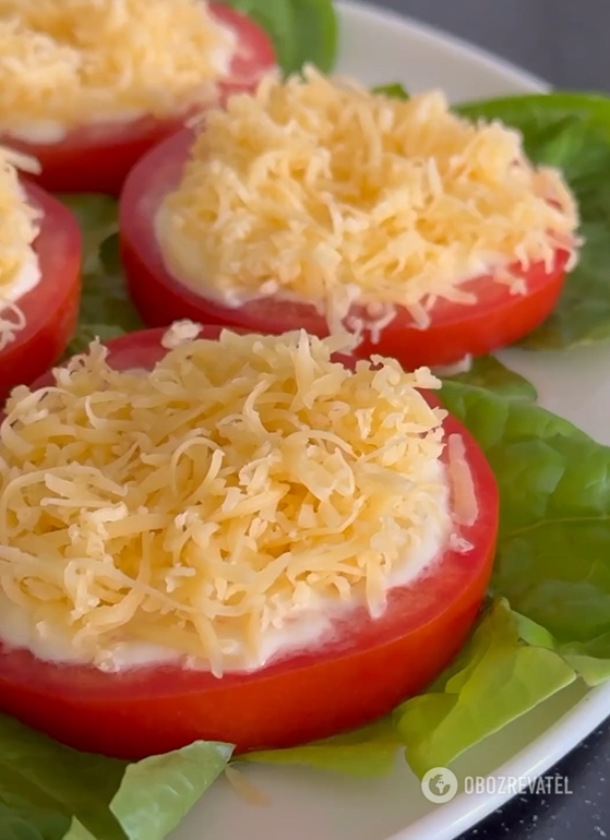 Elementary tomato appetizer in 5 minutes: add garlic and lots of cheese