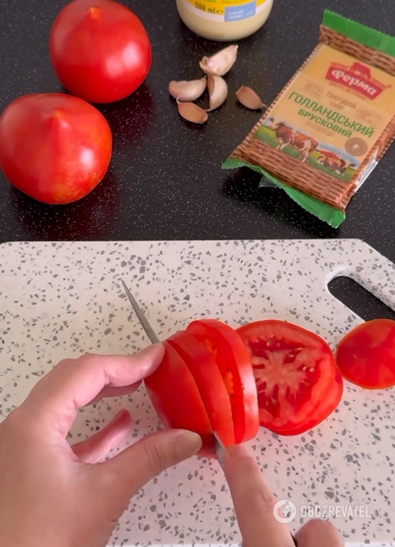 Elementary tomato appetizer in 5 minutes: add garlic and lots of cheese