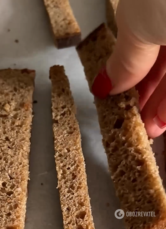Chrupiące grzanki chlebowe w śmietanie i serze: jak ugotować podstawową przekąskę w 15 minut
