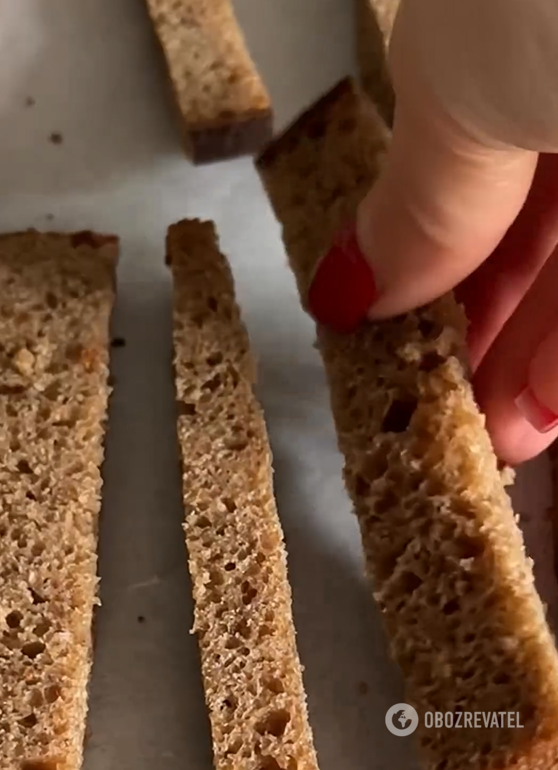 Crispy bread croutons in sour cream and cheese: how to make a simple appetizer in 15 minutes