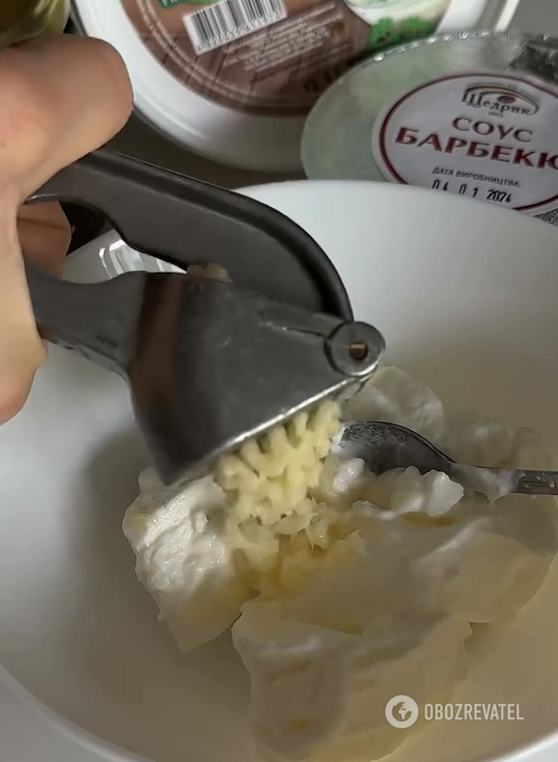Chrupiące grzanki chlebowe w śmietanie i serze: jak ugotować podstawową przekąskę w 15 minut