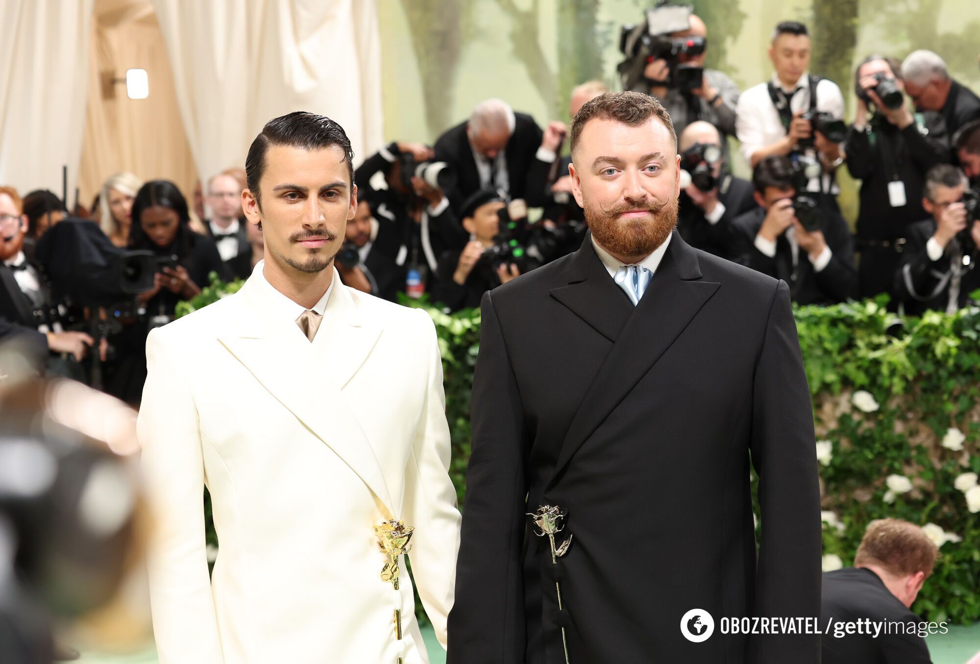 Eddie Redmayne i Sam Smith pojawili się na Met Gala 2024 w androgynicznych stylizacjach, doskonale uzupełniając swoje ukochane. Zdjęcie