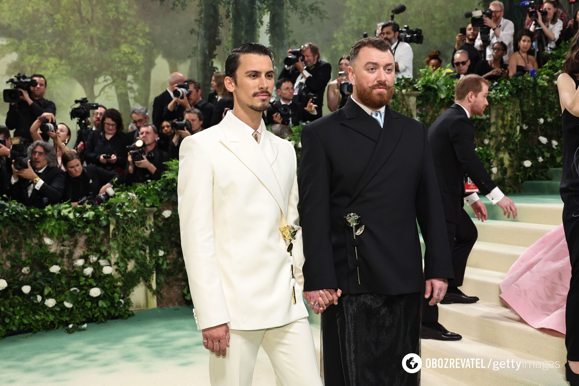 Eddie Redmayne and Sam Smith appeared at Met Gala 2024 in androgynous looks, perfectly complementing their loved ones. Photo