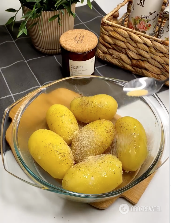 Boiled potatoes with spices
