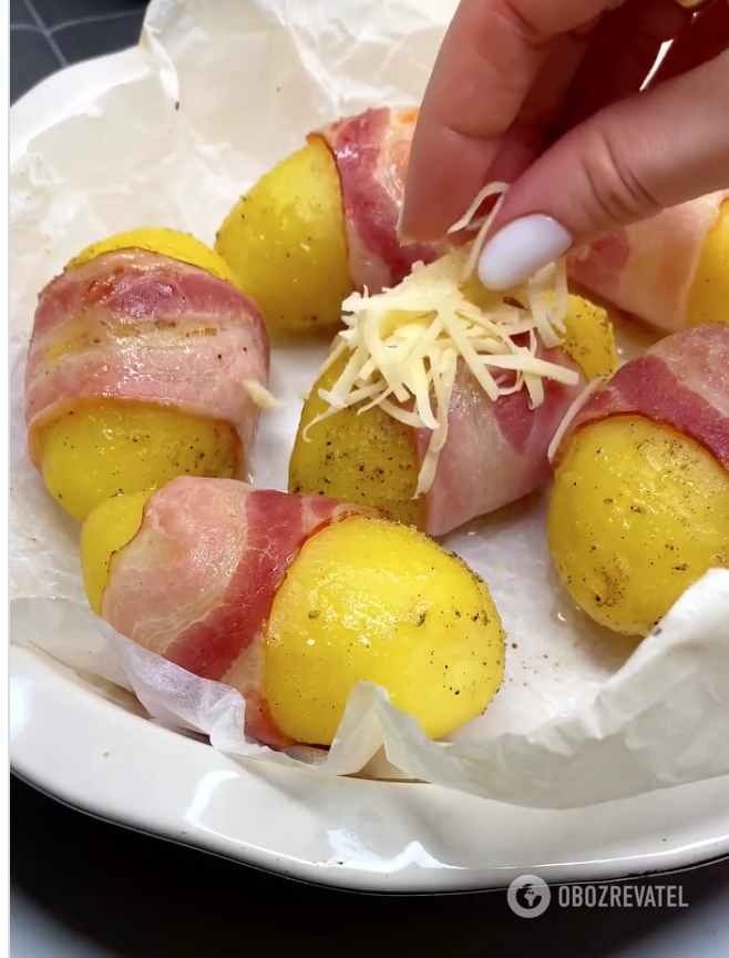 Cooking potatoes with cheese and bacon