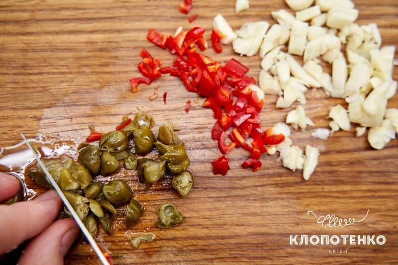 Capers and chili peppers