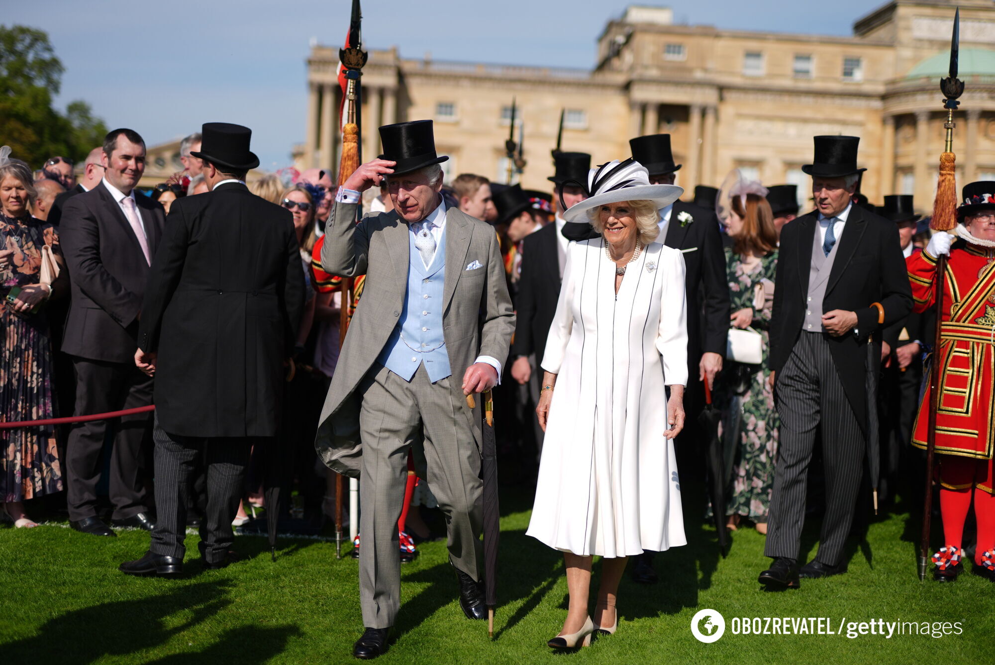 Leaning on an umbrella: King Charles III appeared in public with his wife, hiding his head in a tall cylinder. Photo