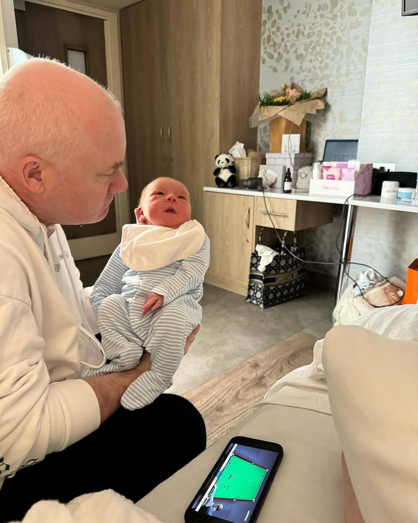 The richest artist in the world, Damien Hirst, became a father for the fourth time and showed a ''beautiful boy'' from his 30-year-old partner. Photo