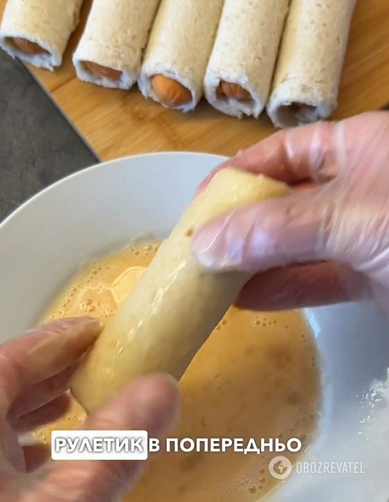 Leniwe kiełbaski w chlebie zamiast zwykłego ciasta: danie przygotujesz w kilka minut