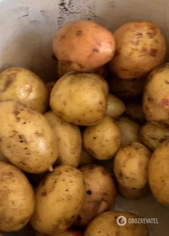 How to peel a lot of young potatoes at once: no knife needed