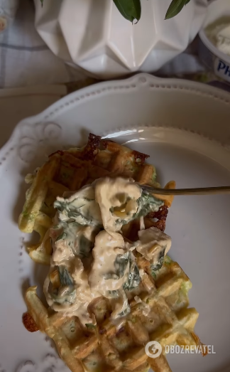 Turkey with spinach in cheese sauce on zucchini waffles: the perfect summer snack