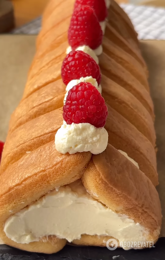 Tiramisu roll with berries: how to cook a familiar dessert in a new way