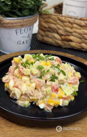 Light salad with tuna and vegetables: cooks in 5 minutes