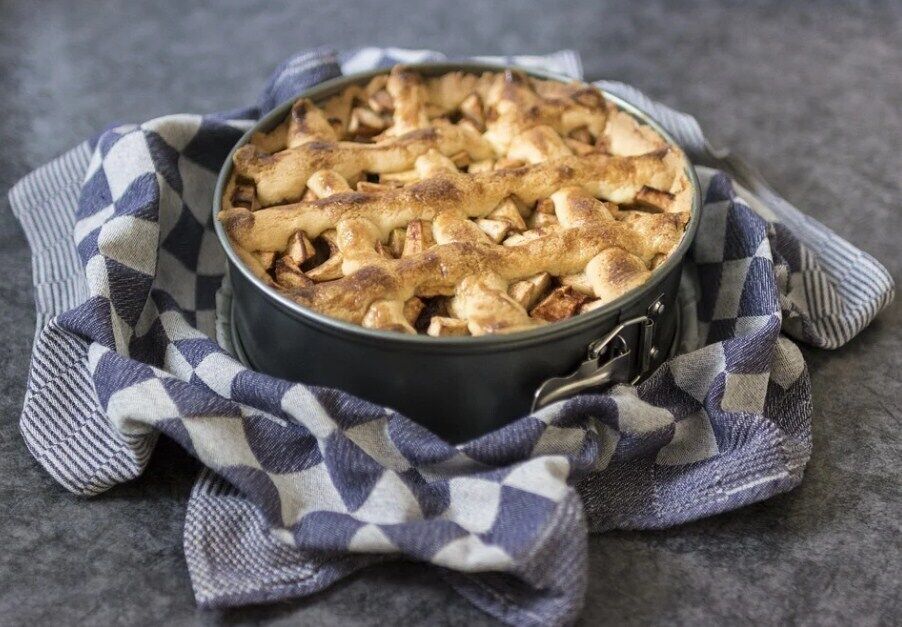 Simple pie with berries and fruit