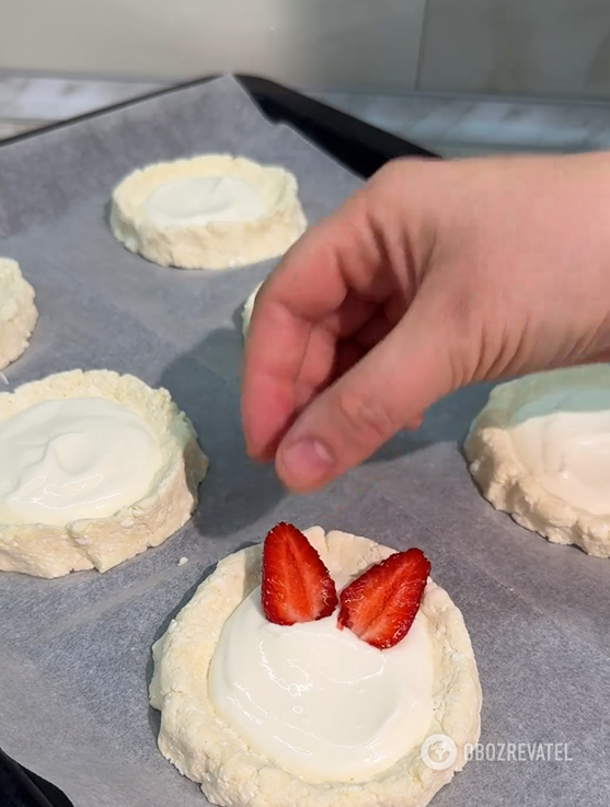 Fluffy cottage cheese cheesecakes with strawberries: how to make a seasonal dessert