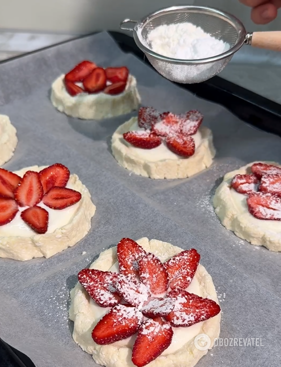 Fluffy cottage cheese cheesecakes with strawberries: how to make a seasonal dessert