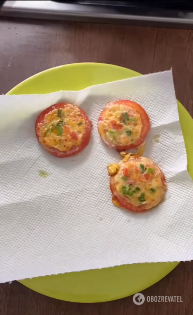 How to make tomato pancakes: a simple snack in 10 minutes