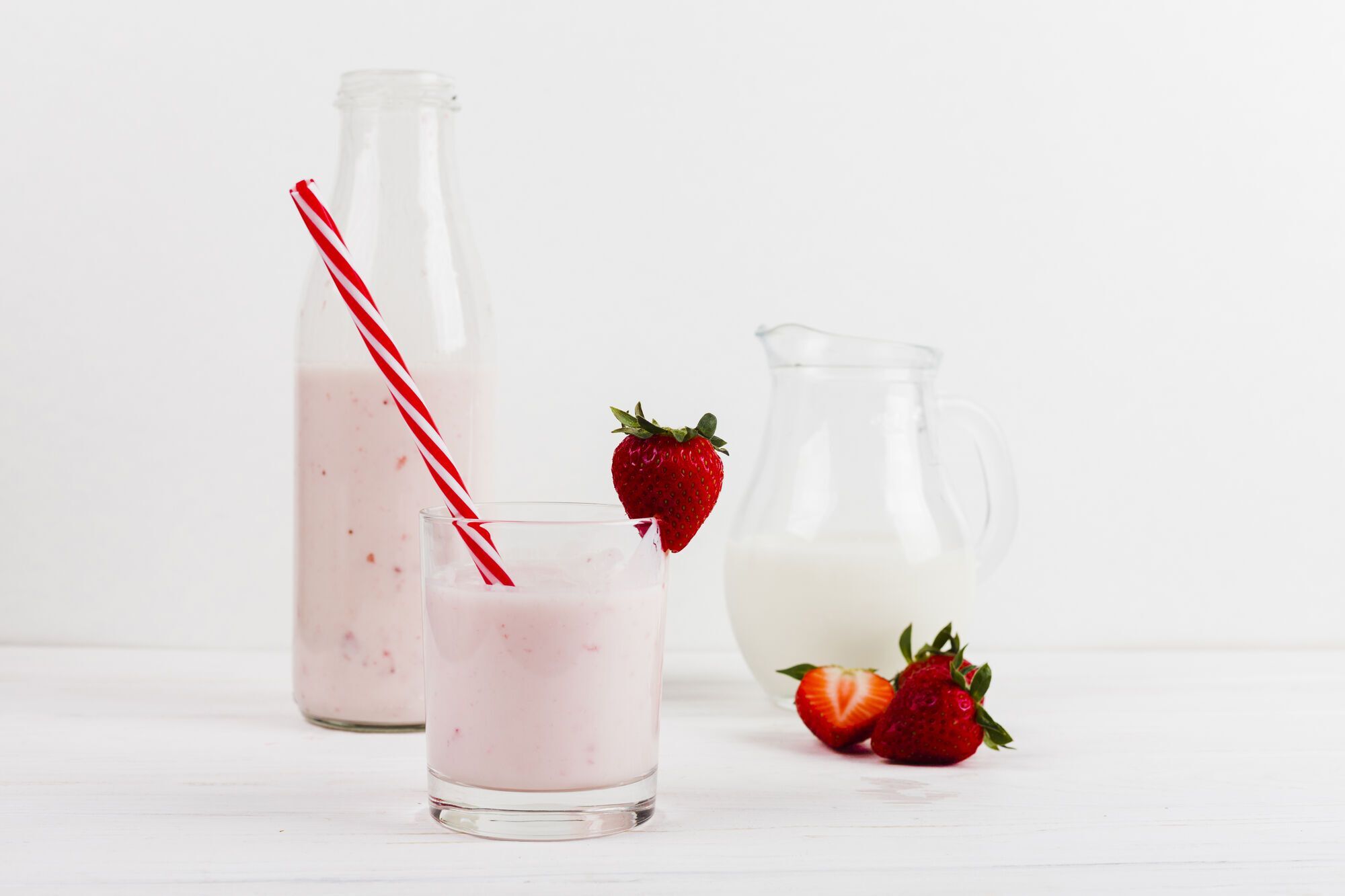 Almond and strawberry milk: a healthy and tasty summer drink