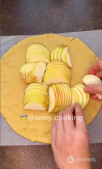 What a simple dessert to make from apples: a variant of a crispy biscuit