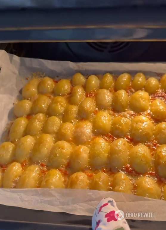 How to bake new potatoes deliciously in the oven: golden and crispy