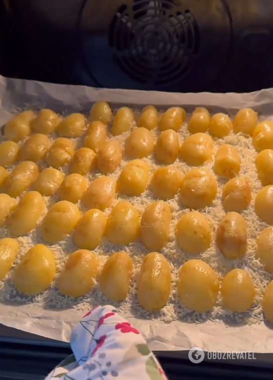 How to bake new potatoes deliciously in the oven: golden and crispy