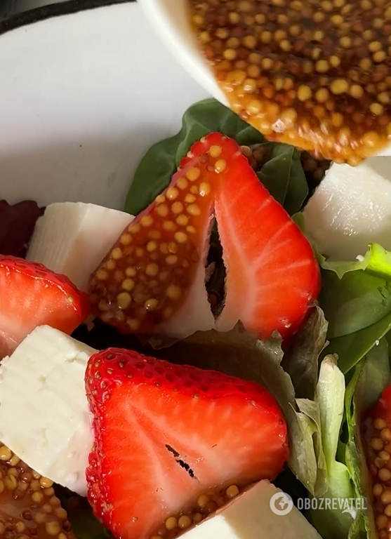 Light summer salad with strawberries: how to combine the berry deliciously