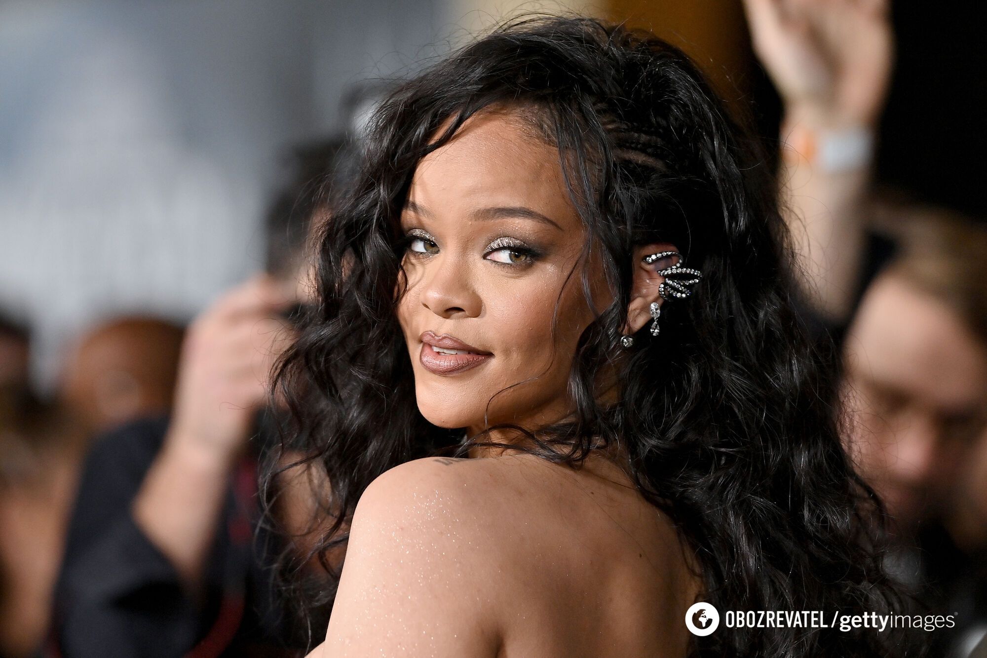 Blonde curls and short hairstyle: what Rihanna looks like without a wig. Photo