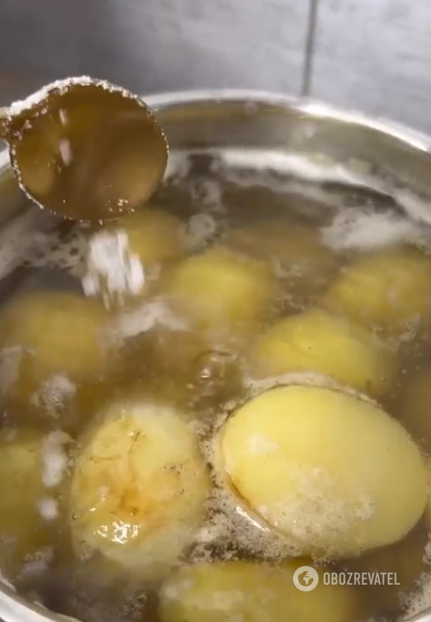 How to cook young potatoes to make a crispy crust: recipe