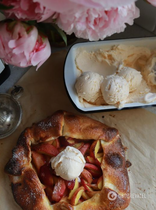 Crispy biscuit for tea with juicy peaches: how to make a spectacular seasonal dessert