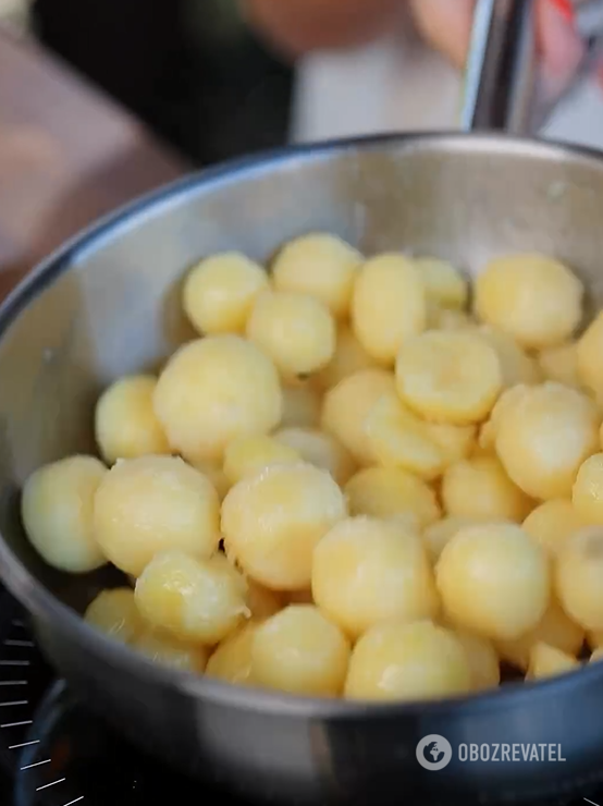 The most delicious new potatoes with cheese in the oven: better than boiled