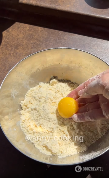 Adding yolk to the dough